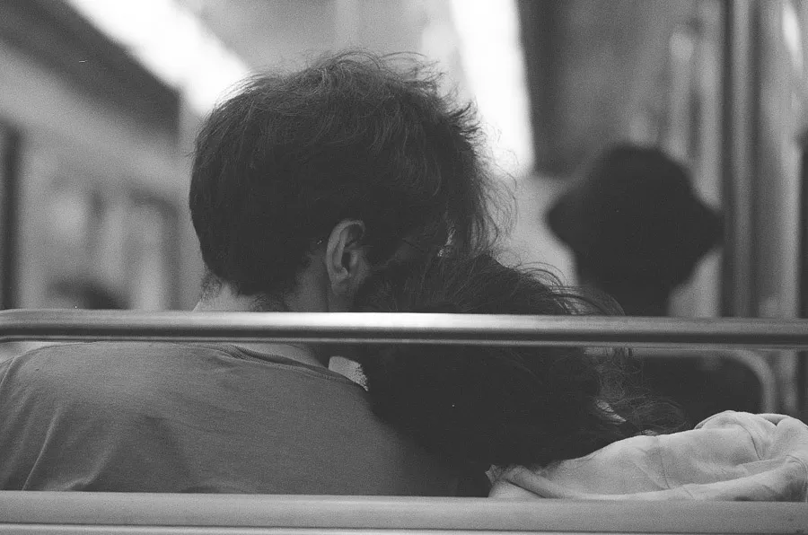 metro paris couple 024