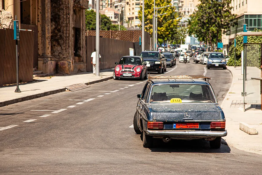 vieille mercedes abimée bleue taxi